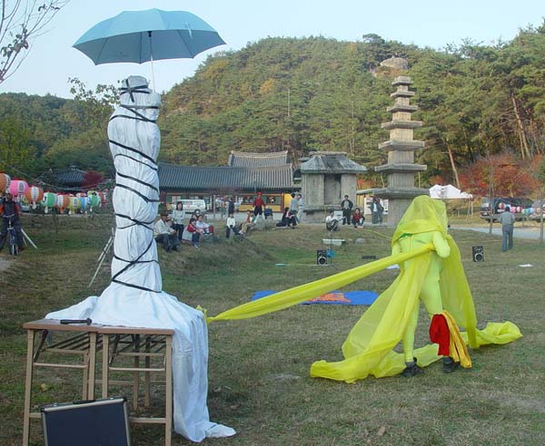 석탑 옆에선 퍼모먼스 공연이 펼쳐져 관광객들의 발길을 붙잡았습니다. 